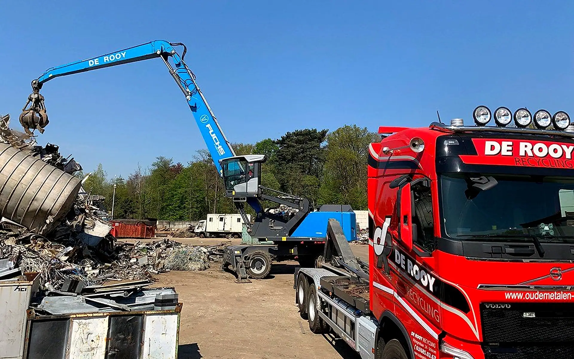 Kraan en vrachtwagen van De Rooy op het terrein in Schoten