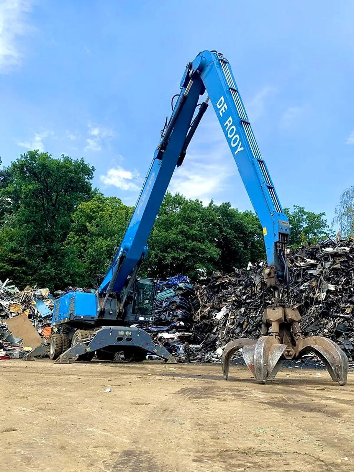 De kraan van De Rooy aan het werk op het terrein in Schoten